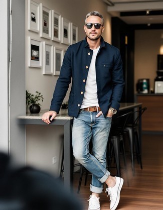 Какие джинсы носить с темно-синей курткой-рубашкой мужчине