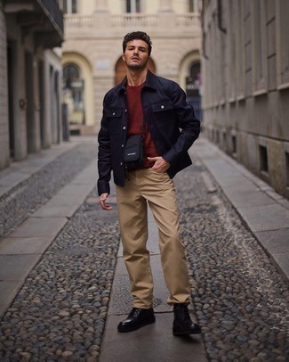 Как носить темно-синюю куртку-рубашку с светло-коричневыми джинсами мужчине
