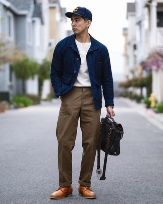 С чем носить темно-синюю куртку-рубашку мужчине