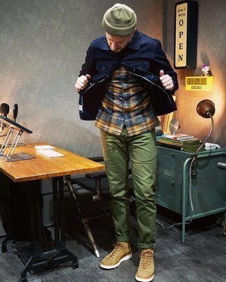 С чем носить темно-синюю куртку-рубашку мужчине