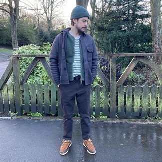 С чем носить темно-синюю куртку-рубашку мужчине