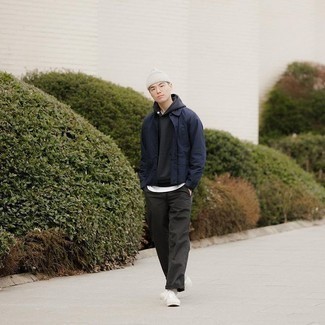 С чем носить темно-синюю куртку-рубашку мужчине