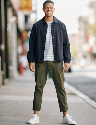 С чем носить темно-синюю куртку-рубашку мужчине