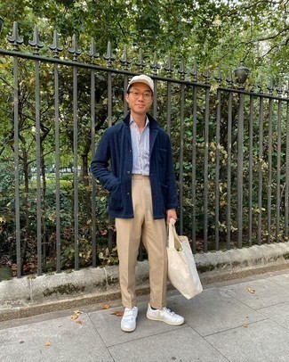 С чем носить темно-синюю куртку-рубашку мужчине