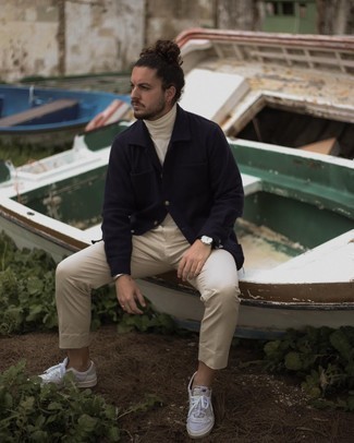 С чем носить темно-синюю куртку-рубашку мужчине