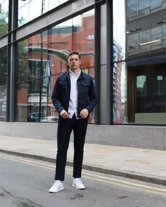 С чем носить темно-синюю куртку-рубашку мужчине