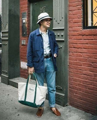 Как носить темно-синюю куртку-рубашку с голубыми джинсами мужчине