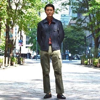 Какие лоферы носить с темно-синей курткой-рубашкой мужчине