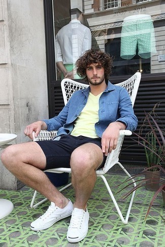 Как носить темно-синюю куртку-рубашку с темно-синими шортами мужчине