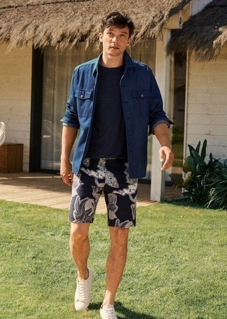 Какие шорты носить с темно-синей курткой-рубашкой мужчине