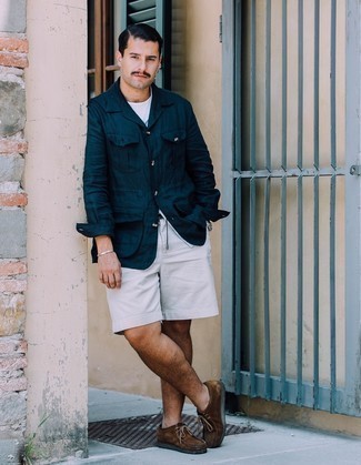Какие шорты носить с темно-синей курткой-рубашкой мужчине