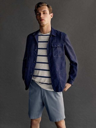 Какие шорты носить с темно-синей курткой-рубашкой мужчине