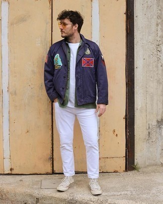 Как носить темно-синюю куртку-рубашку с белыми джинсами мужчине
