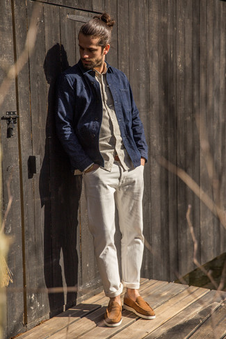 Как носить темно-синюю куртку-рубашку с белыми джинсами мужчине