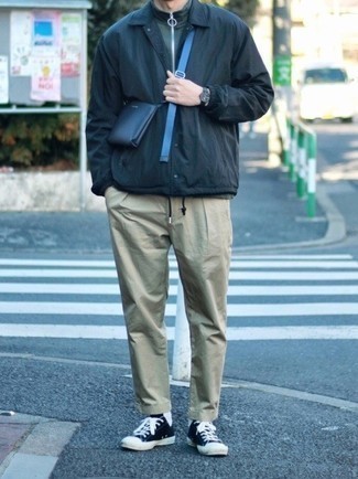 Какие свитера на молнии носить с темно-синей курткой-рубашкой мужчине