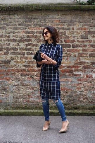 С чем носить темно-синее платье-рубашку