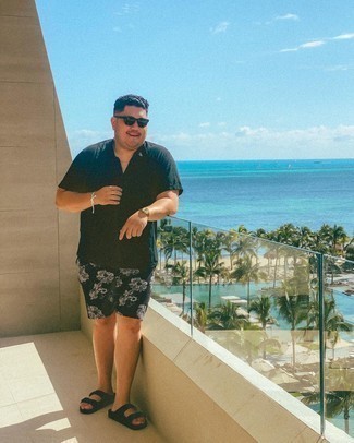 Какие сандалии носить с темно-синей рубашкой с коротким рукавом мужчине