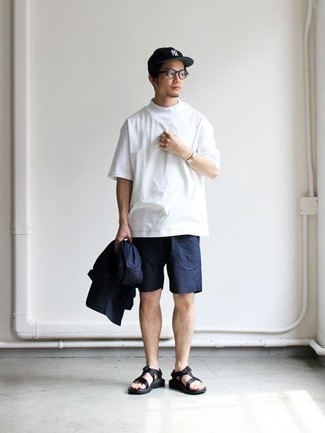 Как носить темно-синие шорты с черными кожаными сандалиями мужчине