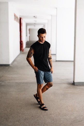 Как носить темно-синие шорты с черными кожаными сандалиями мужчине