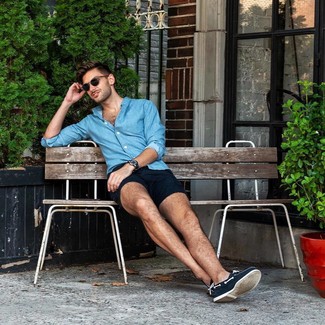 Какие топсайдеры носить с темно-синими шортами