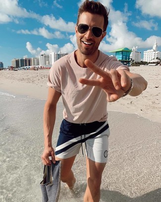 Какие эспадрильи носить с темно-синими шортами мужчине