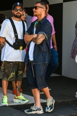 Как носить темно-синие шорты с серыми кроссовками мужчине