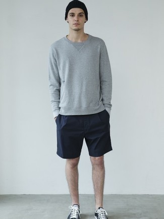 Как носить темно-синие шорты с серым свитшотем мужчине
