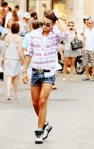 Какие высокие кеды носить с темно-синими шортами мужчине