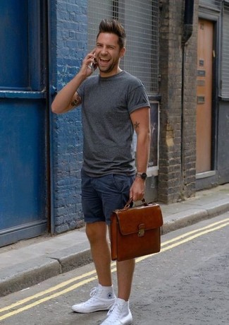 Какие высокие кеды носить с темно-синими шортами мужчине