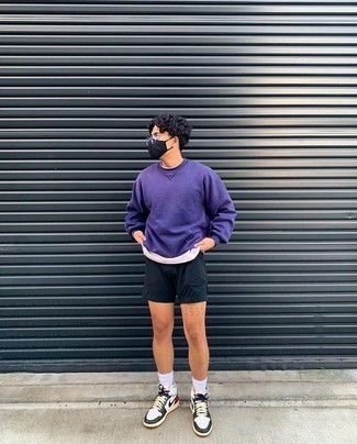 Какие высокие кеды носить с темно-синими шортами мужчине