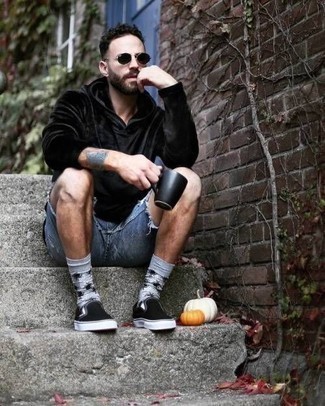 Какой худи носить с темно-синими шортами мужчине