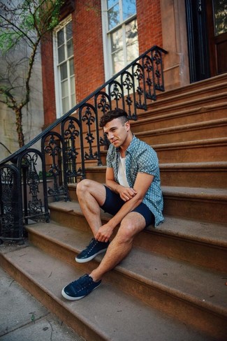 Как носить темно-синие шорты с темно-синими низкими кедами мужчине