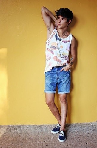 Как носить темно-синие шорты с темно-синими низкими кедами мужчине