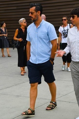 Как носить темно-синие шорты с оливковыми сандалиями из плотной ткани мужчине