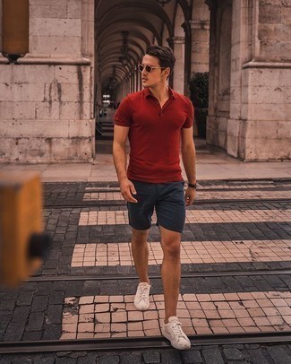 Какие футболки-поло носить с темно-синими шортами мужчине