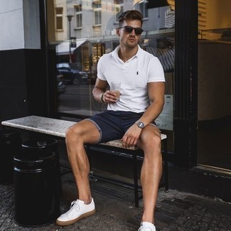 Какие футболки-поло носить с темно-синими шортами мужчине