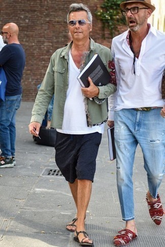 Какие сандалии носить с темно-синими шортами мужчине