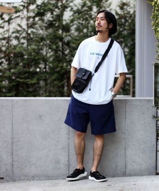 Какие сандалии носить с темно-синими шортами мужчине