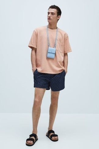 Какие сандалии носить с темно-синими шортами мужчине