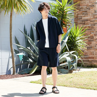 Какие сандалии носить с темно-синими шортами мужчине