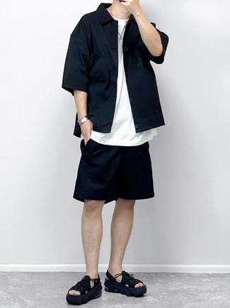 Какие сандалии носить с темно-синими шортами мужчине