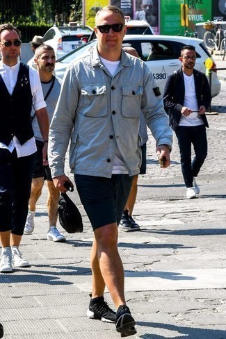 Какие куртки-рубашки носить с темно-синими шортами мужчине