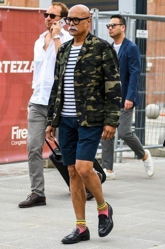 Какие куртки-рубашки носить с темно-синими шортами мужчине