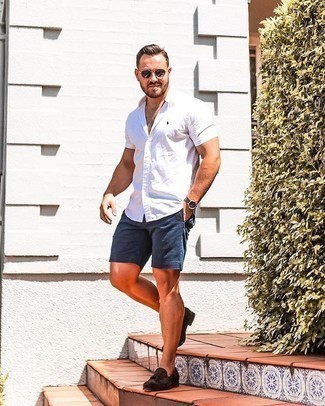 Какие лоферы с кисточками носить с темно-синими шортами