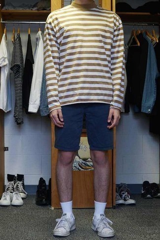 Какие водолазки носить с темно-синими шортами мужчине