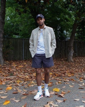 Как носить темно-синие шорты с белыми кроссовками мужчине