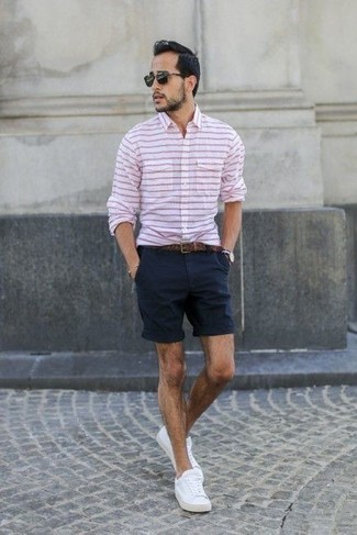 Как носить темно-синие шорты с белыми низкими кедами мужчине