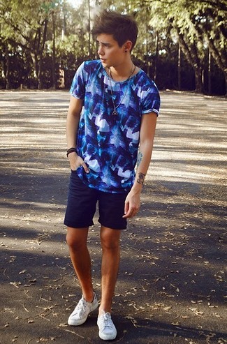 Как носить темно-синие шорты с белыми низкими кедами мужчине