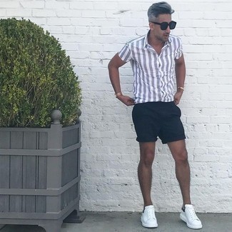 Как носить темно-синие шорты с белыми низкими кедами мужчине