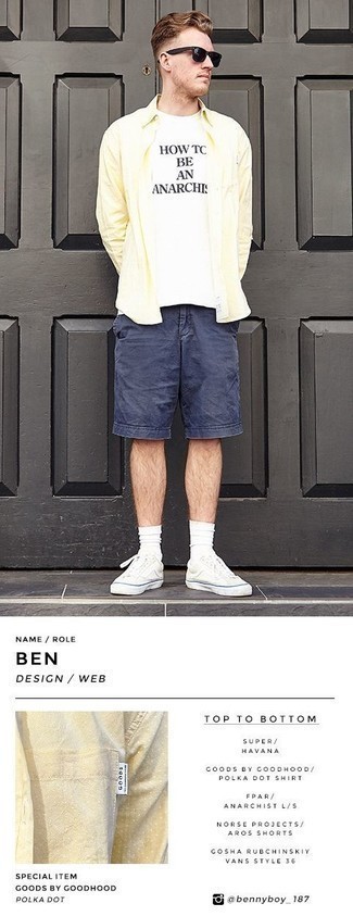 Как носить темно-синие шорты с белыми низкими кедами мужчине